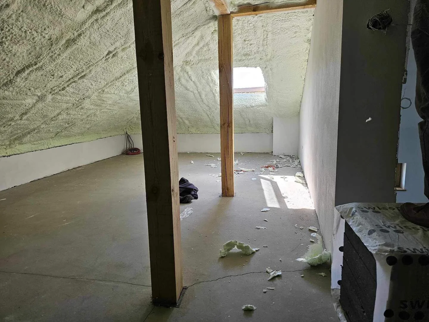 Dlaczego Pianka PUR to Król Izolacji Stropu? 3 Argumenty, Które Zmienią Twoje Myślenie